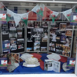 Monmouth shop window celebrating 40th Anniversary of the Twinning